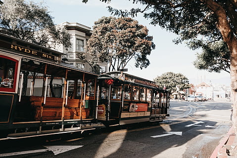 tram marrone, architettura, esterno dell'edificio, struttura costruita, albero, città, pianta, mezzi di trasporto, modo di trasporto, trasporto pubblico, giorno, natura, strada, trasporto ferroviario, costruzione, luce del sole, ferrovia, traccia, all'aperto, veicolo terrestre, nessuno, 4K, CC0, dominio pubblico, privo di copyright