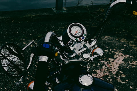 mirall, sòl, maons, pedra, motor, bicicleta, moto, automòbil, vehicle, velocímetre, urbà, blau, faro, botons, tomos, acceleròmetre, manillar, accelerador, transport, manera de transport, vista d’angle alt, vehicle terrestre, dia, estacionari, ciutat, cap gent, naturalesa, carrer, a l'aire lliure, primer pla, viatjar, aparcament, camp, control, roda, 5K, CC0, domini públic, lliure de regalies