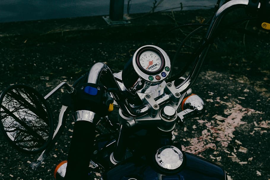 mirall, sòl, maons, pedra, motor, bicicleta, moto, automòbil, vehicle, velocímetre, urbà, blau, faro, botons, tomos, acceleròmetre, manillar, accelerador, transport, manera de transport, vista d’angle alt, vehicle terrestre, dia, estacionari, ciutat, cap gent, naturalesa, carrer, a l'aire lliure, primer pla, viatjar, aparcament, camp, control, roda, 5K