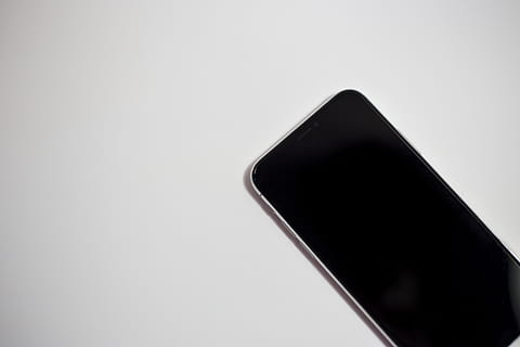 Apagat, negre, smartphone, blanc, superfície, electrònica, forma, tecnologia, tir de l'estudi, còpia espai, connexió, tecnologia sense fils, comunicació, telèfon intel·ligent, fons blanc, sol objecte, dispositiu d’informació portàtil, color negre, a l'interior, cap gent, telèfon mòbil, pantalla, primer pla, senzillesa, tallar, pantalla tàctil, pantalla del dispositiu, 5K, CC0, domini públic, lliure de regalies