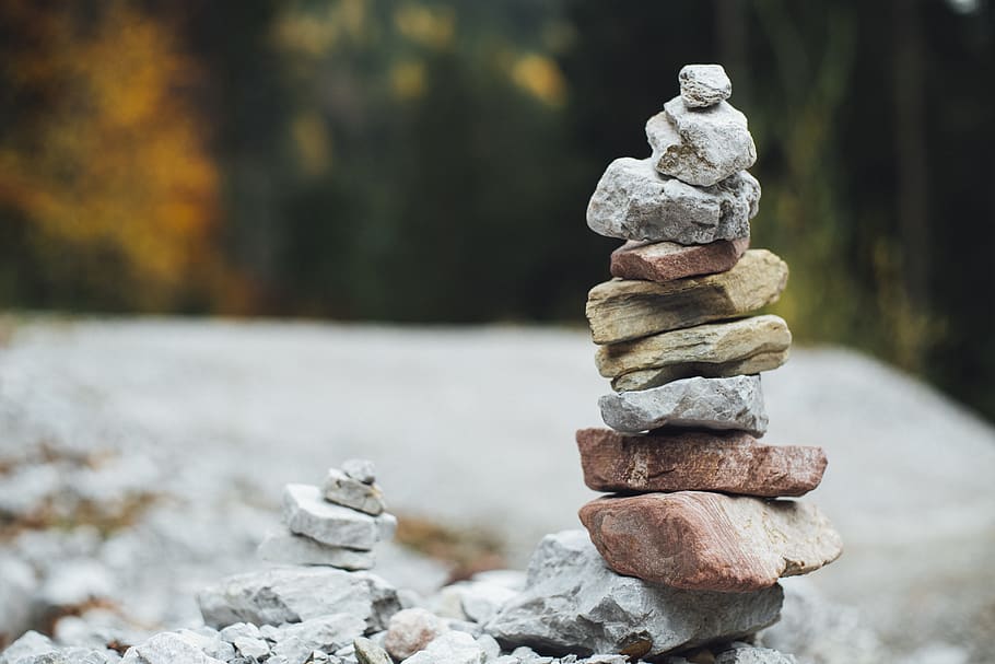 stablede sten, fokus på forgrunden, stak, balance, dag, tæt på, ingen mennesker, klippe, solid, sten - objekt, natur, zen-lignende, udendørs, rock-objekt, træ, plante, selektiv fokusering, efterår, jord, stor gruppe af objekter, sten-, rullesten, lave om, 5K