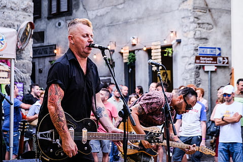 mand, spille, guitar, sang, herrer, musik, gruppe af mennesker, voksen, tre kvart længde, afslappet tøj, mennesker, hanner, rigtige mennesker, ydeevne, mikrofon, beskæftigelse, livsstil, kunstkultur og underholdning, input enhed, tilfældige mennesker, ung voksen, by, musikinstrument, 4K, CC0, offentligt domæne, royaltyfrie