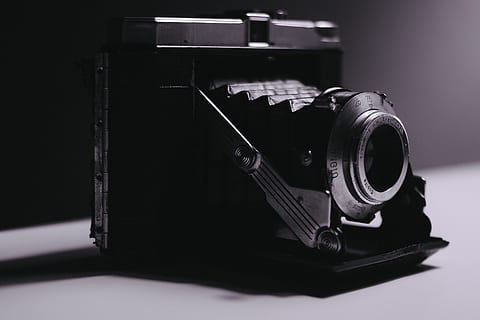 sort land kamera, kamera, elektronik, digitalt kamera, skygge, design, ren, minimalistisk, minimal, gammeldags, retro, cameraporn, fotografering, monokrom, sort og hvid, medium format, film kamera, analog, årgang, gammel, afstandsmåler, teknologi, indendørs, tæt på, stilleben, studio skud, retro stylet, bord, ingen mennesker, enkelt objekt, fotografering temaer, udstyr, kamera - fotografisk udstyr, antik, metal, nostalgi, kunstkultur og underholdning, sort farve, musik, historie, sort baggrund, 4K, CC0, offentligt domæne, royaltyfrie