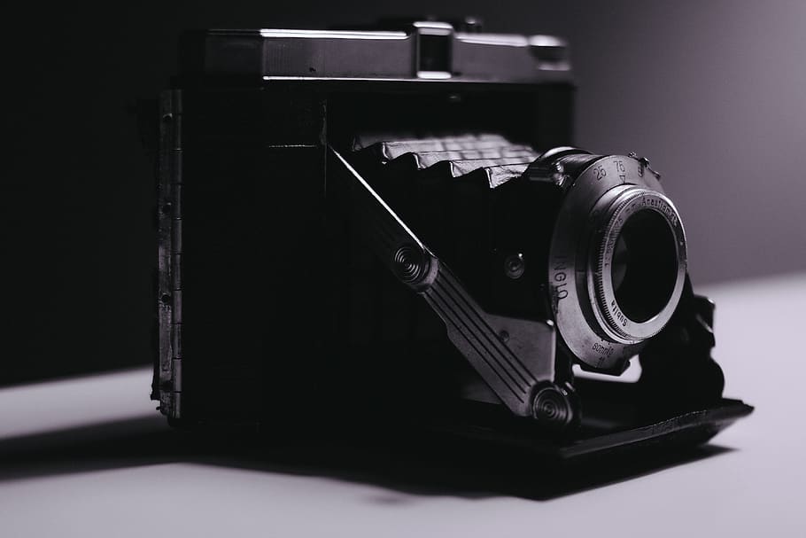 càmera de terra negra, càmera, electrònica, càmera digital, ombra, disseny, netejar, minimalista, mínim, Vella escola, retro, cameraporn, fotografia, monocroma, blanc i negre, format mig, càmera de cinema, analògic, vintage, vell, telèfons, tecnologia, a l'interior, primer pla, natura morta, tir de l'estudi, estil retro, taula, cap gent, sol objecte, temes de fotografia, equipament, càmera - equip fotogràfic, antiguitat, metall, nostàlgia, cultura i entreteniment artístic, color negre, música, història, fons negre, 4K