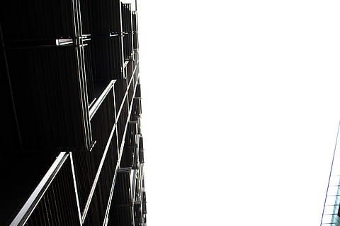 concentrer, pièce, la fenêtre, les fenêtres, mur, réflexion, art, style, ciel blanc, ciel, haute, haut bâtiment, tout droit, lumière, modèle, les patrons, misc, architecture, minimal, rue, structure construite, extérieur du bâtiment, ciel clair, personne, faible angle de vue, espace de copie, bâtiment, la nature, ville, Bureau, en plein air, journée, transport, extérieur d'immeuble de bureaux, moderne, pont, pont - structure artificielle, lien, gratte ciel, directement en dessous, 5K, CC0, domaine public, libre de droits