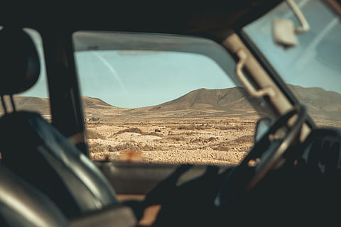 Fahrersitz leer, Transportmittel, Auto, Glas - Material, Transport, Kraftfahrzeug, Landfahrzeug, Fahrzeuginnenraum, Autoinnenraum, transparent, Reise, Windschutzscheibe, selektiver Fokus, drinnen, Reflexion, Rückspiegel, Fenster, Tag, Berg, Ausflug, Straße, keine Leute, 2K, CC0, gemeinfrei, lizenzfrei