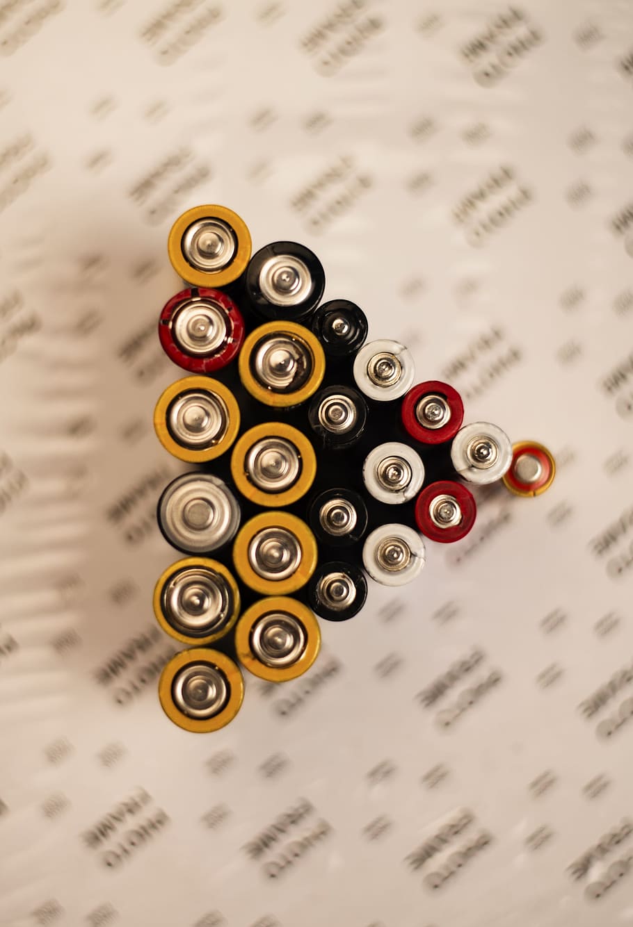 lotto di batterie, batteria, avvicinamento, in casa, comunicazione, messa a fuoco selettiva, nessuno, numero, testo, natura morta, vista dall'alto, sceneggiatura occidentale, cartello, concentrarsi sulle conoscenze acquisite, forma geometrica, fotogramma intero, tecnologia, cerchio, metallo, forma, grande gruppo di oggetti, scelta, aggressione, 4K