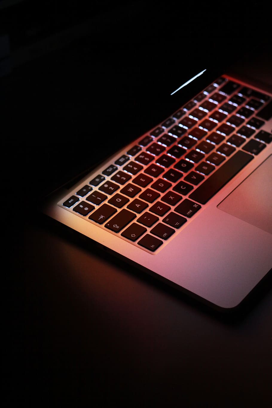 teclat, electrònica, maquinari, teclat d’ordinador, maquinari de l'ordinador, ordinador, PC, portàtil, ratolí, CPU, xip electrònic, estora, catifa del ratolí, reproductor de cintes, mòdem, or, escriptori, disc, adaptador, vitrall, tecnologia, comunicació, tir de l'estudi, tecnologia sense fils, equips informàtics, a l'interior, fons negre, connexió, cap gent, primer pla, còpia espai, part de l’ordinador, fosc, Internet, color negre, sol objecte, taula, clau d’ordinador, 4K