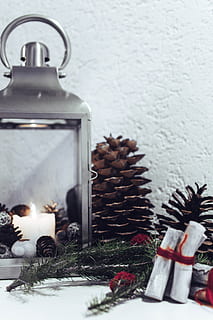 llanterna de vela, a l'interior, llar de foc, suïssa, casa, courtedoux, planta, arbre, persona, humà, vela, hivern, foc, avet, abies, interior, decoració, minimalista, blanc, pins, Nadal, cap gent, decoració de Nadal, celebració, festa, cremant, naturalesa, funció de construcció de parets, flama, neu, adorn de Nadal, esdeveniment, 5K, CC0, domini públic, lliure de regalies