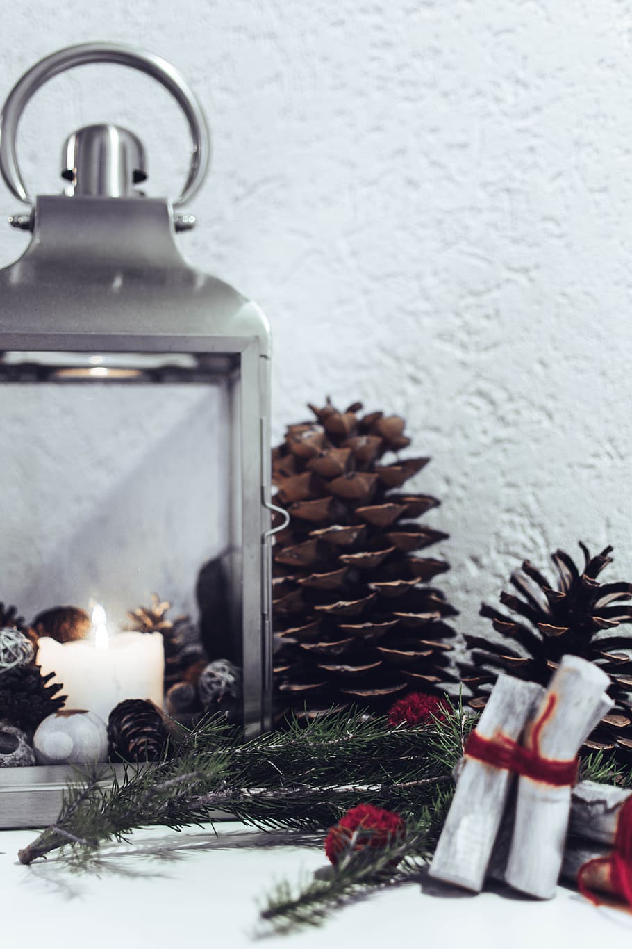 llanterna de vela, a l'interior, llar de foc, suïssa, casa, courtedoux, planta, arbre, persona, humà, vela, hivern, foc, avet, abies, interior, decoració, minimalista, blanc, pins, Nadal, cap gent, decoració de Nadal, celebració, festa, cremant, naturalesa, funció de construcció de parets, flama, neu, adorn de Nadal, esdeveniment, 5K
