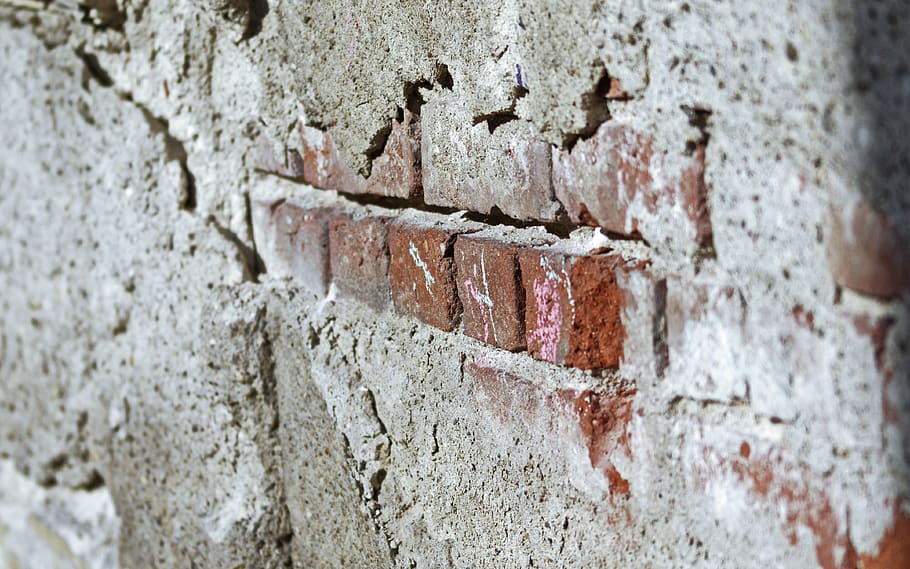 paret de formigó gris, arquitectura, paret de maó, maons, ciment, concret, construcció, exterior, façana, maçoneria, patró, maons vermells, aspre, pedra, superfície, textura, paret, funció de construcció de parets, estructura construïda, primer pla, resistent, dia, vell, cap gent, marc complet, maó, enfocament selectiu, fons, espatllat, a l'aire lliure, metall, deteriorament, 4K