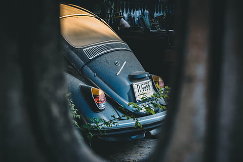 scarabeo volkswagen retrò, una persona, parte del corpo umano, modo di trasporto, parte del corpo, scarpa, gamba umana, persone reali, sezione bassa, persona irriconoscibile, mezzi di trasporto, veicolo terrestre, stili di vita, auto, giorno, messa a fuoco selettiva, avvicinamento, attività di svago, veicolo a motore, all'aperto, arto umano, piede umano, jeans, 5K, CC0, dominio pubblico, privo di copyright