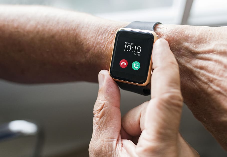 Smartwatch de color daurat, braç, comprovació, dispositiu, dispositiu digital, gadget, mans, home, rellotge intel·ligent, tecnologia, temps, tocar, mà humana, mà, part del cos humà, una persona, tecnologia sense fils, ordinador portàtil, estils de vida, comunicació, adult, primer pla, persones reals, part del cos, nombre, aplicació per a mòbils, dia, salut i medicina, veure, dit, rellotge de polsera, comprovant l’hora, 2K