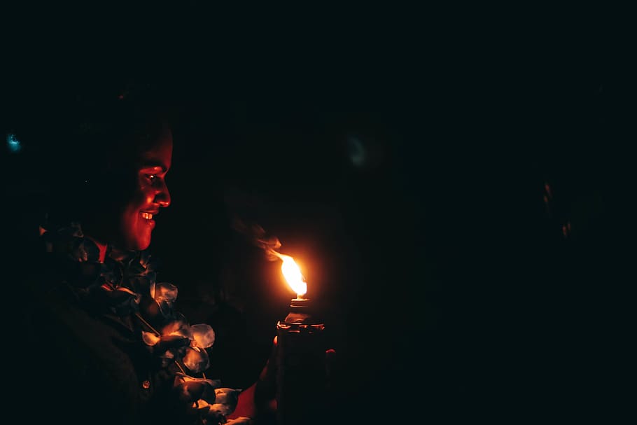 bruciare, fuoco, fiamma, luce, fiji, Suva, ardente, fuoco - fenomeno naturale, calore - temperatura, natura, buio, una persona, notte, ritratto, colpo alla testa, illuminato, persone reali, stili di vita, giovane adulto, attività di svago, giovani uomini, raggiante, in casa, 4K