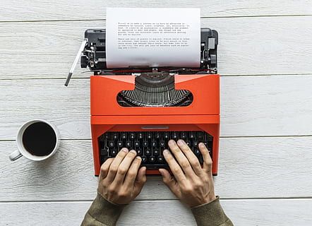 persoon, bezit, zwart, oranje, schrijfmachine, een persoon, menselijke hand, hand-, communicatie, technologie, menselijk lichaamsdeel, kop, koffie, binnenshuis, muziek-, recht boven, koffie - drankje, tafel, muur - bouwfunctie, echte mensen, mok, volwassen, retro gestileerd, computer, toetsenbord, 4K, CC0, publiek domein, royaltyvrij