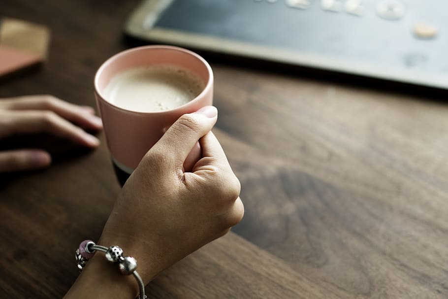 persona, celebració, rosa, ceràmica, tassa, begudes, elaborada, cafeïna, cafè, color, acollidor, cultura, alba, escriptori, beure, gaudint, espresso, fresc, mà, a l'interior, estil de vida, llet, refrescant, relaxació, descans, te, dona, fusta, mà humana, menjar i beguda, part del cos humà, una persona, tassa de cafè, cafè - beguda, refresc, taula, estils de vida, adult, joieria, centrar-se en primer pla, comunicació, tecnologia sense fils, dit, 1080P