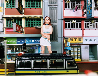 statua della donna, accanto, costruzione, statua, autobus, modello, giocattolo, urbano, città, cartello, in piedi, Asia, Hong Kong, Cina, semaforo, gomito, gonna, facciata, agente immobiliare, industriale, parcheggio, polizia, donne, persone, scena urbana, femmine, strada, adulto, una persona, sorridente, giovane adulto, all'aperto, vita di città, stili di vita, viaggio, turista, allegro, etnia caucasica, bellissimo, architettura, estate, felicità, attività commerciale, turismo, bellezza, mezzi di trasporto, esterno dell'edificio, persone che viaggiano, destinazioni di viaggio, 2K, CC0, dominio pubblico, privo di copyright