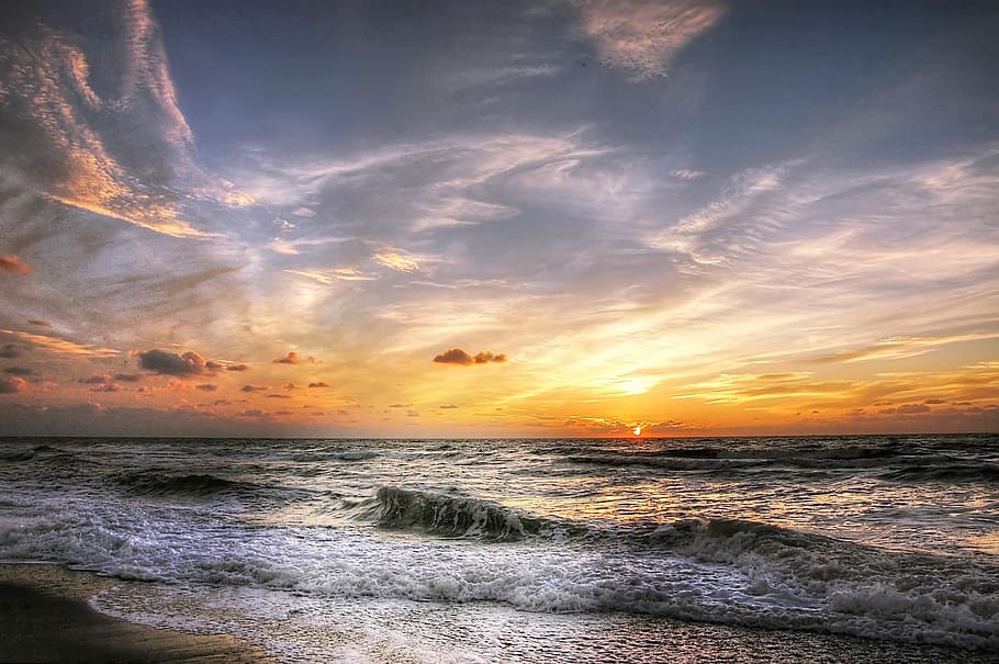Wellen, Sonnenuntergang, Strand, Wolken, Küste, Dämmerung, Abend, goldene Stunde, Urlaub, Ferien, Horizont, Landschaft, Natur, Nordsee, Ozean, Sand, szenisch, Meer, Meerschaum, seelandschaft, Himmel, Steine, Sturm, Sommer-, Sonne, Wasser, Szenen - Natur, wolke - himmel, Schönheit in der Natur, Horizont über Wasser, Welle, Land, Bewegung, Ruhe, orange Farbe, ruhige Szene, idyllisch, Sport, keine Leute, draußen, 2K