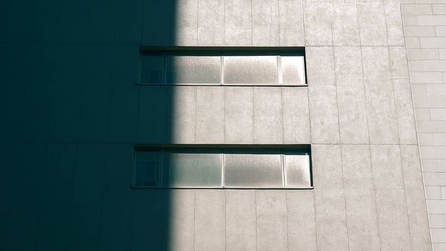 edificis, estructures, arquitectura, concret, gris, parets, finestres, línies, estructura construïda, cap gent, funció de construcció de parets, exterior de l'edifici, ombra, finestra, dia, edifici, llum solar, patró, forma geomètrica, Color blanc, material de fusta, a l'aire lliure, fons, paret, entrada, marc complet, 4K
