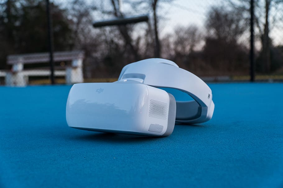 ulleres de protecció, vr, virtual, la realitat, dji, drone, primer, persona, blanc, blau, gris, cap, conjunt, jugar, joc, vídeo, alt, resolució, immersiva, esport, centrar-se en primer pla, primer pla, cap gent, dia, enfocament selectiu, sol objecte, taula, exercici, Color blanc, hivern, a l'aire lliure, equipament esportiu, parc infantil, pilota, temperatura de fred, natura morta, equipament, neu, 5K