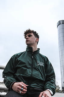 mand, iført, sort, zip-up jakke, person, mennesker, human, Frankrig, strasbourg, blå, en person, rigtige mennesker, dag, arkitektur, livsstil, kigger væk, himmel, fritidsaktivitet, lav vinkel visning, bygget struktur, taljen op, fokus på forgrunden, unge mænd, herrer, natur, bygning udvendig, udendørs, ung voksen, overvejelse, 5K, CC0, offentligt domæne, royaltyfrie