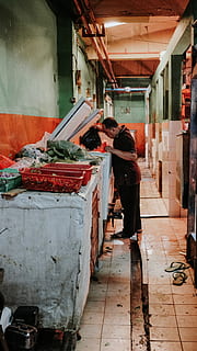homem, olhando, dentro, profundo, congelador, humano, pessoa, roupas, vestuário, calçados, sapato, mercado, pavimento, chão, plantar, madeira, camiseta, fazer compras, bazar, estante, laje, construção, passarela, caminho, falou, uma pessoa, pessoas reais, dentro de casa, de pé, comprimento total, homens, Comida, comida e bebida, roupa casual, arquitetura, vista lateral, ocupação, dia, trabalhando, adulto, estilos de vida, recipiente, preparando comida, 4K, CC0, domínio público, royalty free