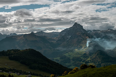 munte cu nori, Elveţia, Amden, gri, în aer liber, natură, de munte, Munte, nor, vreme, cer, vârf, cumulus, creastă, peisaj, decor, scenice - natura, frumusețe în natură, nor - cer, o scenă liniștită, mediu inconjurator, liniște, scenă non-urbană, idilic, nici o persoana, zi, teren, la distanta, plantă, gamă, varf de munte, 2K, CC0, domeniu public, fără drepturi de autor
