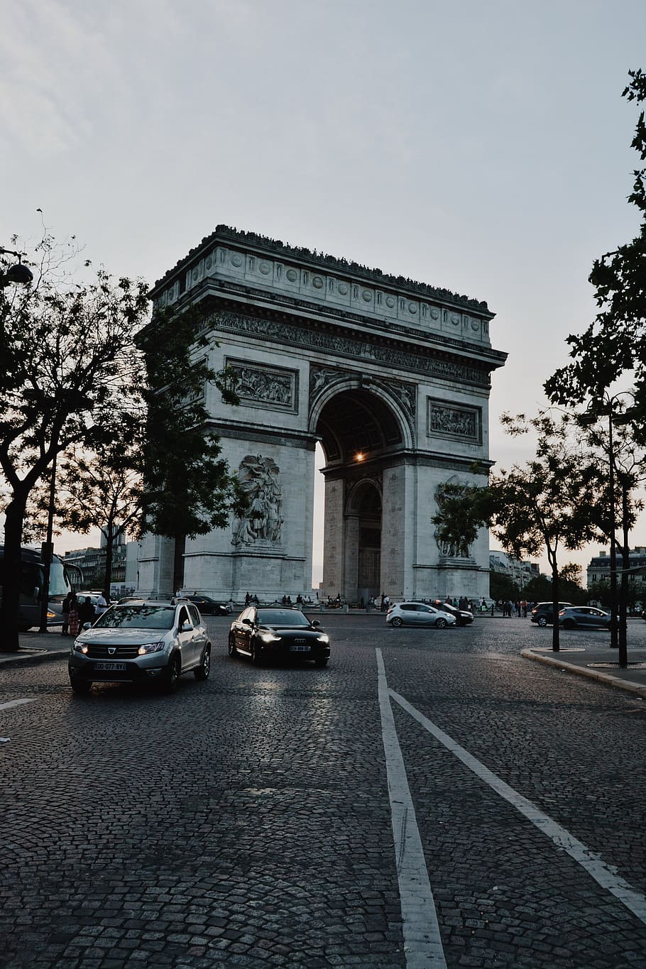arc de triomphe, způsob dopravy, přeprava, motorové vozidlo, auto, architektura, stavba, oblouk, pozemního vozidla, město, strom, vítězný oblouk, ulice, rostlina, exteriér budovy, cestovat, destinace, nebe, Dějiny, silnice, den, nikdo, 1080P