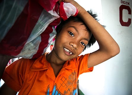 Filipines, manila, una persona, retrat, mirant la càmera, vista frontal, tirada al cap, a l'interior, roba casual, emoció, adult jove, nen, cintura cap amunt, infància, nois, el cap a les mans, persones reals, estils de vida, mà, adolescent, nois adolescents, 2K, CC0, domini públic, lliure de regalies