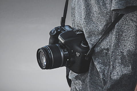 len, vicino, strumento, sicurezza, mano, maschera, maschera antigas, nero, attività commerciale, equipaggiamento elettronico, metallo, dispositivo, apparecchiature televisive, tecnologia, meccanismo, attrezzatura fotografica, macchina fotografica reflex, telecamera, dispositivo meccanico, temi fotografici, macchina fotografica - attrezzatura fotografica, Camera digitale, avvicinamento, nessuno, attrezzatura, caratteristica della parete, Fotografare, attività, natura morta, fatto dall'uomo, fotocamera reflex, in casa, giorno, colore nero, 5K, CC0, dominio pubblico, privo di copyright