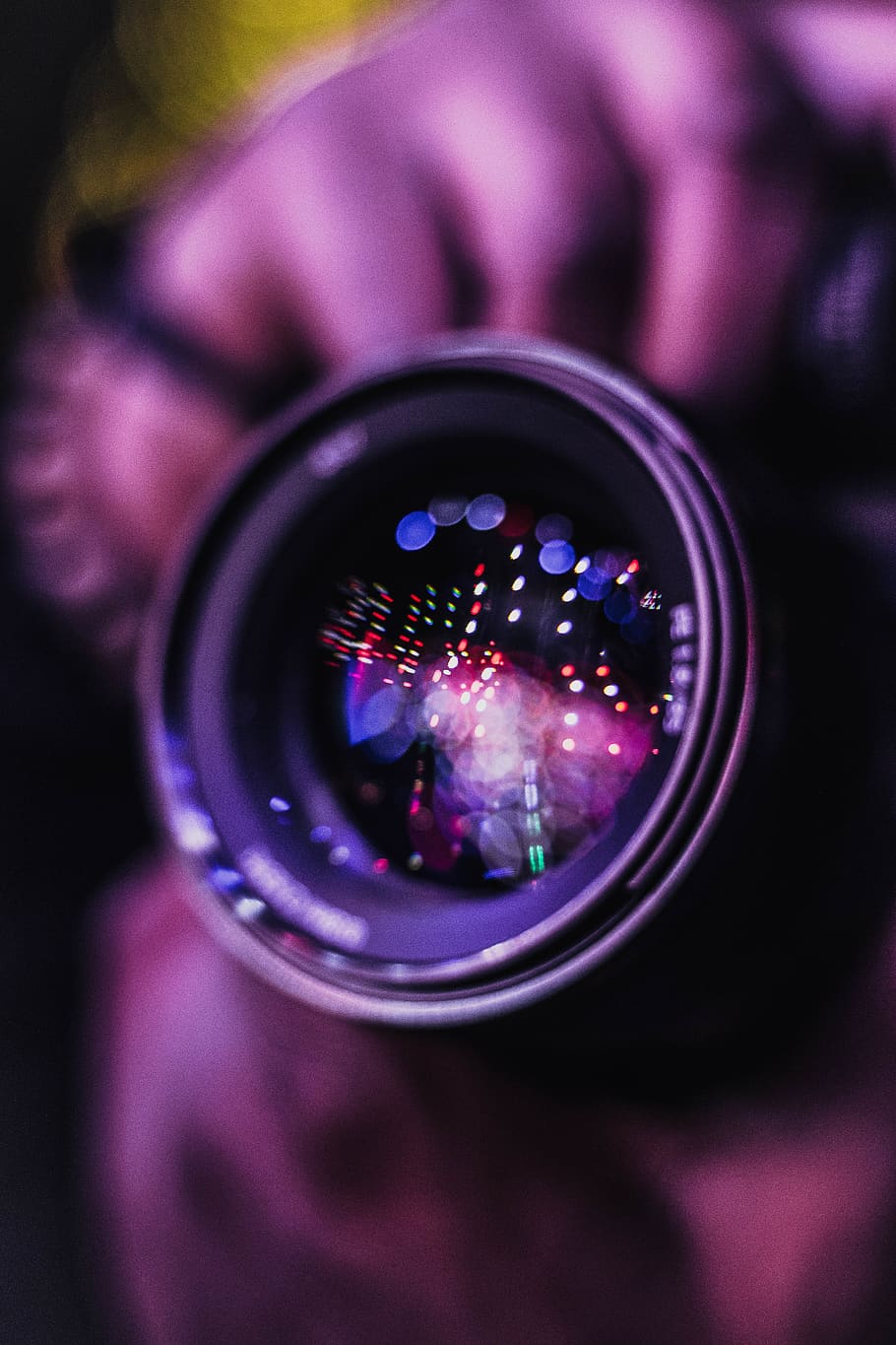 foto del focus, lent de la càmera, borrós, càmera, primer pla, colors, fosc, equipament, focus, mans, lent, llums, modern, òptica, fotografia, reflexions, tecnologia, violeta, visió, zoom, enfocament selectiu, porpra, reflexió, cap gent, a l'interior, centrar-se en primer pla, forma geomètrica, vidre - material, cercle, color rosa, flor, primer pla extrem, detall, forma, naturalesa, 4K