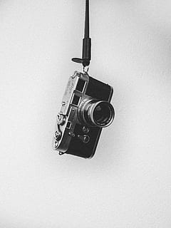 fotocamera bridge nera, in casa, sospeso, copia spazio, sfondo bianco, nessuno, caratteristica della parete, girato in studio, tecnologia, avvicinamento, singolo oggetto, in stile retrò, natura morta, comunicazione, vista dall'alto, temi fotografici, controllo, giorno, macchina fotografica - attrezzatura fotografica, attrezzatura, materiale elettrico, lampada elettrica, 4K, CC0, dominio pubblico, privo di copyright