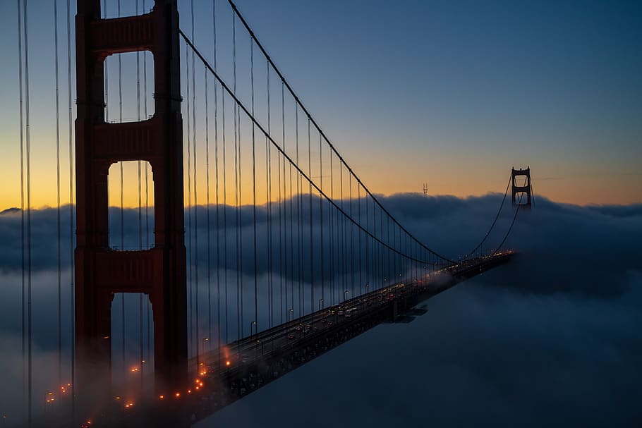 nebbia che circonda il ponte, costruzione, natura, ponte, ponte sospeso, all'aperto, nebbia, cittadina, città, metropoli, urbano, cielo, silhouette, tempo metereologico, tramonto, cielo rosso, crepuscolo, architettura, Alba, luce del sole, mezzi di trasporto, struttura costruita, ingegneria, ponte - struttura fatta dall'uomo, connessione, acqua, destinazioni di viaggio, viaggio, turismo, baia, edificio per uffici esterno, 8K