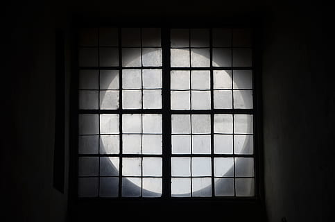 ventana, ligero, circulo, parrilla, adentro, nadie, día, modelo, oscuro, material de vidrio, seguridad, proteccion, luz del sol, arquitectura, edificio, naturaleza, la seguridad, cuarto doméstico, antecedentes, cuadrícula, forma cuadrada, marco de la ventana, 4K, CC0, dominio público, libre de derechos