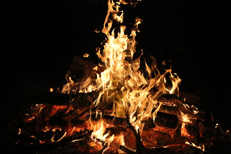 bål, ild, flamme, brænding, varme - temperatur, brand - naturligt fænomen, nat, glødende, orange farve, bevægelse, træ - materiale, ingen mennesker, natur, log, tæt på, træ, sort baggrund, Brænde, gul, lejrbål, udendørs, mørk, helvede, 5K
