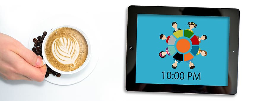 tassa, cafè, mà, mantenir, temps, memòria, tauleta, equip, invitació, reunió, memo, quadern, cafè - beguda, tecnologia, tecnologia sense fils, menjar i beguda, comunicació, beure, tauleta digital, pantalla, tassa de cafè, Internet, xarxa d’ordinadors, ordinador, pantalla tàctil, cafeteria, connexió, mà humana, utilitzant l’ordinador, comunicacions globals, xarxes socials, e-reader, navegar per la xarxa, 5K