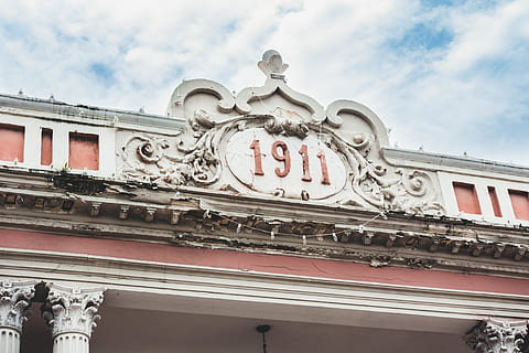 Museo de 1911, arquitectura, vista de ángulo bajo, exterior del edificio, estructura construida, cielo, texto, nube - cielo, día, nadie, escritura occidental, naturaleza, comunicación, Arte y artesanía, al aire libre, viaje, ciudad, representación, destinos de viaje, el pasado, historia, columna arquitectonica, florido, 5K, CC0, dominio público, libre de derechos