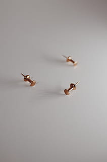tre guld klistermærker, farve, guld, stifter, push pins, skarp, bord, tre, thumb tacks, hvid baggrund, dyre temaer, dyr, kopiere plads, flyvende, dyreliv, ingen mennesker, dyr i naturen, gruppe af dyr, Midt i luften, indendørs, natur, fugl, hvirveldyr, skønhed i naturen, skygge, skåret ud, insekt, tæt på, hvid farve, 4K, CC0, offentligt domæne, royaltyfrie