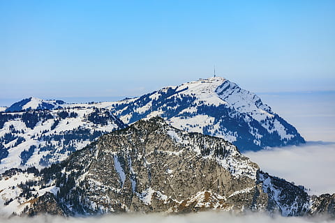 Luftbild, schwarz, schneebedeckt, Berg, Blau, Wolken, kalt, Tageslicht, Nebel, hoch, Eis, Landschaft, Berggipfel, Berge, Naturfotografie, szenisch, Sicht, Himmel, Schnee, Gipfel, Bäume, Weiß, Winter, kalte Temperatur, Schönheit in der Natur, Szenen - Natur, Ruhe, ruhige Szene, schneebedeckter Berg, idyllisch, keine Leute, Natur, Tag, Nicht-städtische Szene, Gebirge, klarer Himmel, draußen, Formation, 4K, CC0, gemeinfrei, lizenzfrei