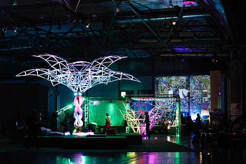llums d’arbre, persona, humà, Alemanya, ccl, Leipzig, acrobàtic, llum, activitats de lleure, led, nit, ccc, palmell, 35c3, circ, il·luminació, etapa, vida nocturna, pose de ball, club, malabarisme, il·luminat, decoració, equips d’il·luminació, Parc d'atraccions, arquitectura, a l'interior, cultura i entreteniment artístic, restaurant, persones incidentals, estructura construïda, celebració, esdeveniment, passeig pel parc d’atraccions, negocis, sostre, gent, persones reals, art i artesania, 4K, CC0, domini públic, lliure de regalies