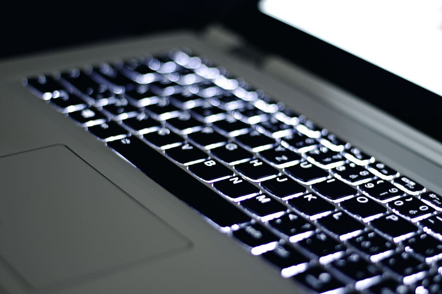 portàtil, poma, MacBook, ordinador, navegador, recerca, estudiar, escola, negocis, treballar, tecnologia, teclat, equips informàtics, teclat d’ordinador, primer pla, comunicació, tecnologia sense fils, part de l’ordinador, connexió, a l'interior, cap gent, enfocament selectiu, indústria electrònica, tir de l'estudi, Internet, equipament, xarxa d’ordinadors, clau d’ordinador, equipament elèctric, delicte informàtic, color plata, 5K