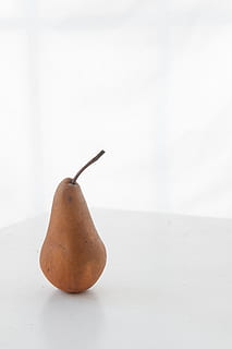 simplu, singur, cu iluminare din spate, galben, bronza, bosc pere, alb, fruct, pară, în interior, mâncat sănătos, mancare si bautura, bunăstare, alimente, spațiu copie, natură moartă, prospeţime, a închide, masa, nici o persoana, fundal alb, studio shot, să se concentreze asupra primelor elemente, un singur obiect, culoare alba, plante stem, selectiv, gustare, ispită, 4K, CC0, domeniu public, fără drepturi de autor