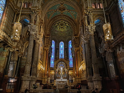 catedral buida, Església, edifici, arquitectura, altar, persona, humà, a l'interior, 8 lloc de quatrevière, França, lyon, passadís, disseny d'interiors, cripta, absis, catedral, sòls, decoració de la llar, habitatge, monestir, adoració, religió, lloc de culte, creença, espiritualitat, estructura construïda, exterior de l'edifici, destinacions de viatge, vista d’angle baix, el passat, història, cap gent, art i artesania, columna arquitectònica, vidre, sostre, ornamentat, 2K, CC0, domini públic, lliure de regalies