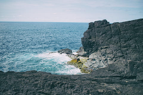 landskabsfotografering, kampesten, legeme, vand, strand, klint, fjeldsiden, skyer, kyst, dagslys, landskab, natur, ocean, udendørs, klippeformationer, klipper, naturskøn, hav, marinemaleri, kysten, bølger, skønhed i naturen, klippe, scenics - natur, himmel, rock-objekt, horisont over vand, horisont, solid, rock formation, jord, rolig scene, ro, ikke-urbane scene, idyllisk, dag, ingen mennesker, klippekyst, formation, breaking, eroderet, 5K, CC0, offentligt domæne, royaltyfrie