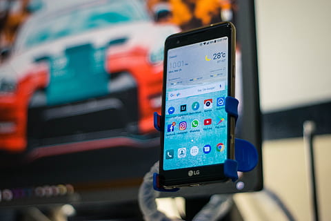 teléfono inteligente android, androide, teléfono Android, Teléfono móvil, electrónica, lg, teléfono, pantalla, teléfono inteligente, tecnología, pantalla táctil, comunicación, tecnología inalámbrica, conexión, dispositivo de información portátil, aplicación movil, centrarse en primer plano, de cerca, número, nadie, Internet, computadora, enfoque selectivo, transporte, equipo, Vehículo de motor, interfaz gráfica del usuario, equipo eléctrico, 5K, CC0, dominio público, libre de derechos