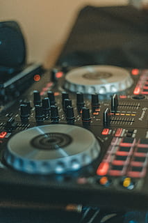černý dj řadič, Zvuk, detail, utěšit, řízení, data, dj, elektronika, zábava, zařízení, nástroj, knoflíky, mixéru, míchací panel, hudba, gramofonový záznam, záznam, selektivní zaměření, ovládací prvky pro posuv, píseň, zvukový mixér, stereo, technologie, gramofonu, vinyl, umělecká kultura a zábava, audio zařízení, Zařízení pro záznam zvuku, uvnitř, nikdo, hudební nástroj, nahrávací studio, studio, hudební vybavení, knoflík, kontrolní panel, noční život, stiskněte tlačítko, elektrické zařízení, míchání, 5K, CC0, veřejná doména, bez autorských práv