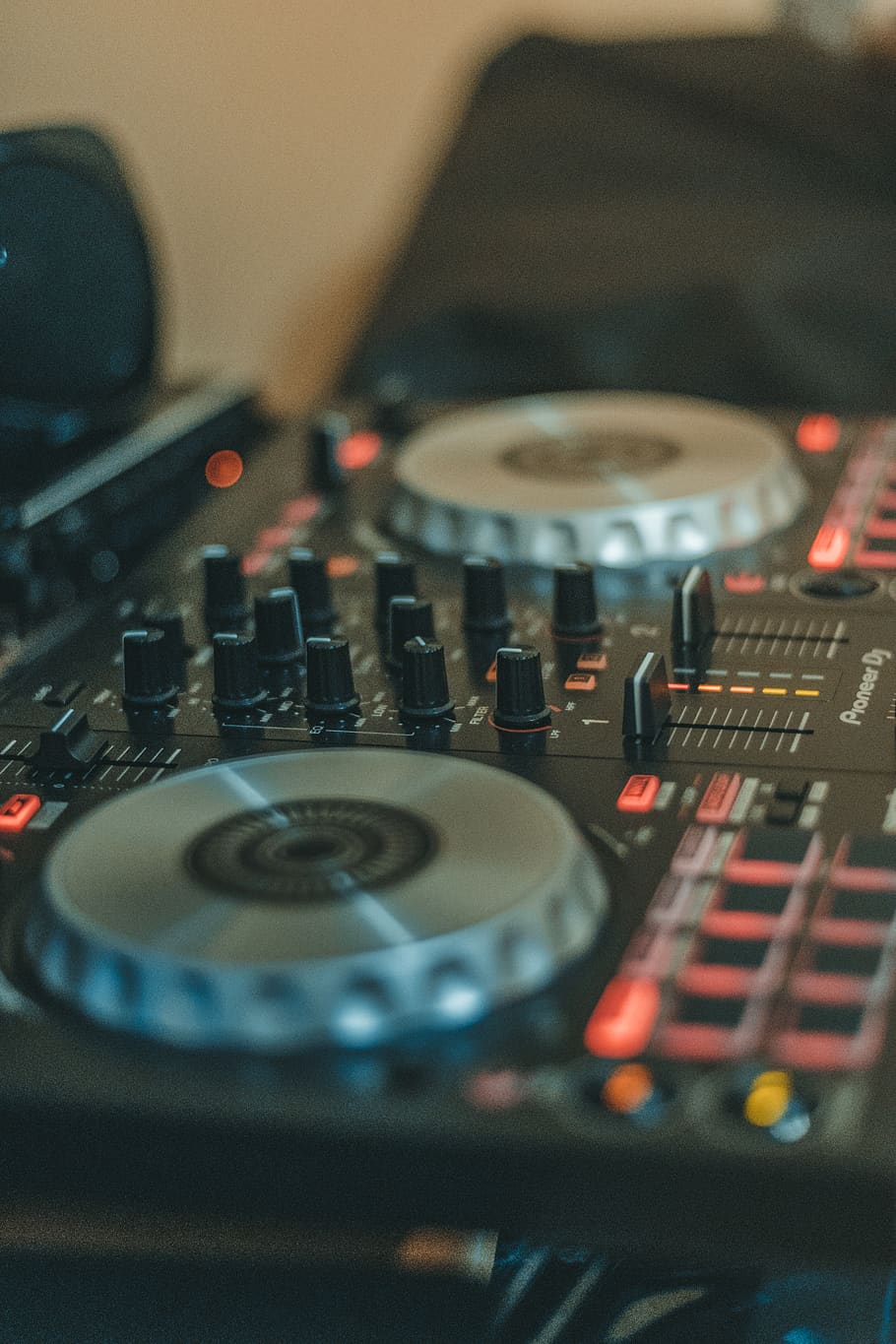 controlador dj negre, àudio, primer pla, consola, control, dades, dj, electrònica, entreteniment, equipament, instrument, comandaments, mesclador, panell de barreja, música, disc fonogràfic, enregistrament, enfocament selectiu, controls de diapositives, cançó, so, mesclador de so, estèreo, tecnologia, taula giratòria, vinil, cultura i entreteniment artístic, equip d’àudio, equip de gravació de so, a l'interior, cap gent, instrument musical, estudi de gravació, registre, estudi, equipament musical, perilla, panell de control, vida nocturna, polsador, equipament elèctric, barreja, 5K