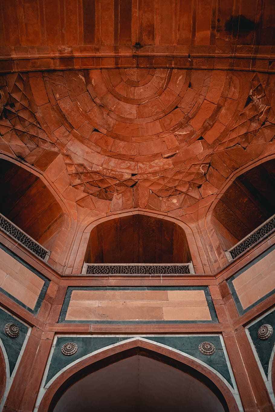 baix, fotografia d'angle, fusta, sostre, arc, diseny arquitectònic, arquitectura, cúpula, a l'interior, interior, arquitectura islàmica, fotografia d'angle baix, tir en angle baix, perspectiva, estructura construïda, vista d’angle baix, història, el passat, cap gent, destinacions de viatge, característica arquitectònica, creença, edifici, religió, viatjar, dia, lloc de culte, espiritualitat, columna arquitectònica, directament a sota, mural, civilització antiga, ornamentat, història antiga, arquitectura i art, 5K