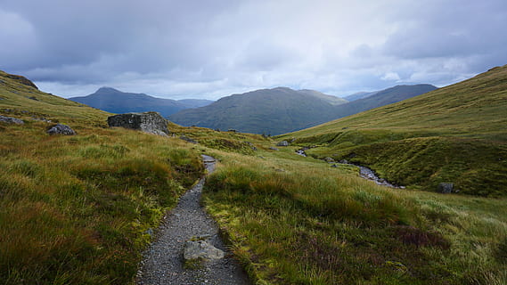 grønt græs, Det Forenede Kongerige, Arrochar, skomageren, vej, grus, grusvej, Mark, udendørs, græsarealer, landskabet, natur, bakke, græs, flora, plante, landskab, sti, himmel, bjerg, miljø, scenics - natur, sky - himmel, skønhed i naturen, ro, retning, ingen mennesker, rolig scene, vejen frem, vand, bjergkæde, ikke-urbane scene, strøm - rindende vand, 5K, CC0, offentligt domæne, royaltyfrie