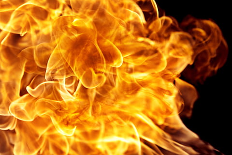 fuoco, fiamma, inferno, cucinando, nero, bruciare, calore, dettaglio, avvicinamento, sfondo, caldo, barbecue, flametongue, falò, sfolgorante, ardente, fuoco di bivacco, infiammabile, elemento, furioso, pericoloso, vicino, Pericolo, camino, infiammare, fuoco - fenomeno naturale, calore - temperatura, segnale di pericolo, cartello, comunicazione, colore arancione, sfondo nero, movimento, natura, rosso, giallo, bolide, fumo - struttura fisica, che esplode, raggiante, illuminata, 2K, CC0, dominio pubblico, privo di copyright